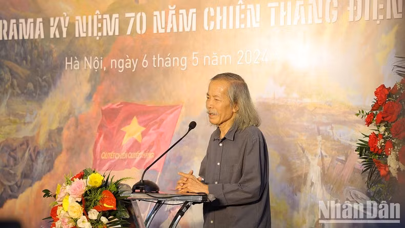 Họa sĩ Lương Xuân Đoàn chia sẻ cảm xúc tại triển lãm.