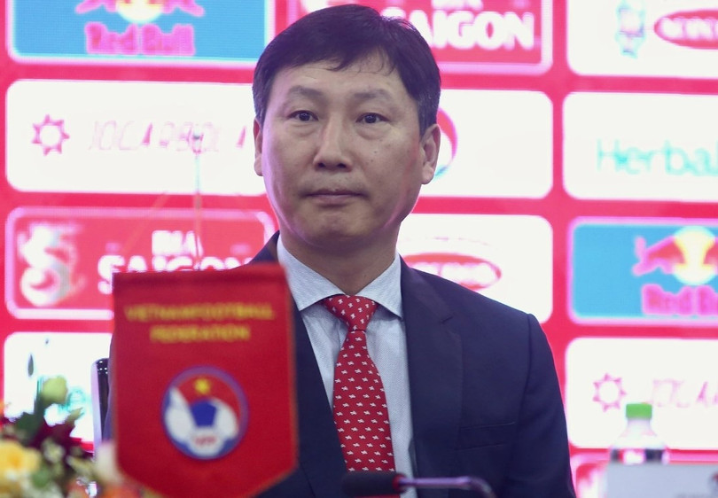 HLV Kim Sang-sik sẽ được thử thách khả năng cầm quân tại AFF Cup. HLV Kim Sang-sik sẽ được thử thách khả năng cầm quân tại AFF Cup.