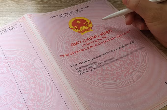 Giấy chứng nhận quyền sử dụng đất, quyền sở hữu nhà ở và tài sản khác gắn liền với đất. Ảnh: Hoàng Phong
