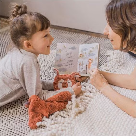 Đọc sách cho con giúp trẻ phát triển toàn diện (Ảnh: Pinterest)