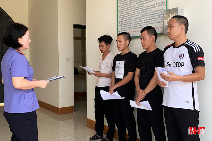 Kiểm soát viên thông qua các quyết định phê chuẩn khởi tố bị can, lệnh bắt tạm giam bị can HA 3.jpg