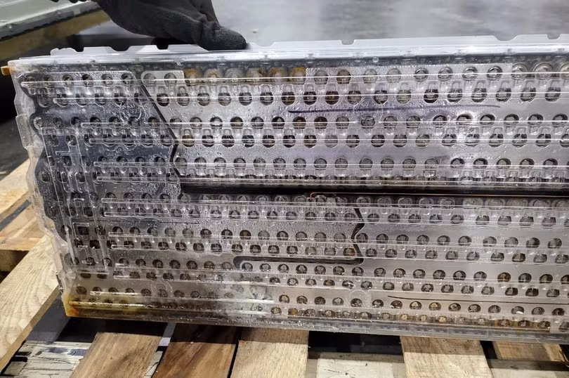 Hư hỏng với bộ pin trên xe điện Tesla sau khi di chuyển qua vùng ngập nước. Ảnh: X/wk057.