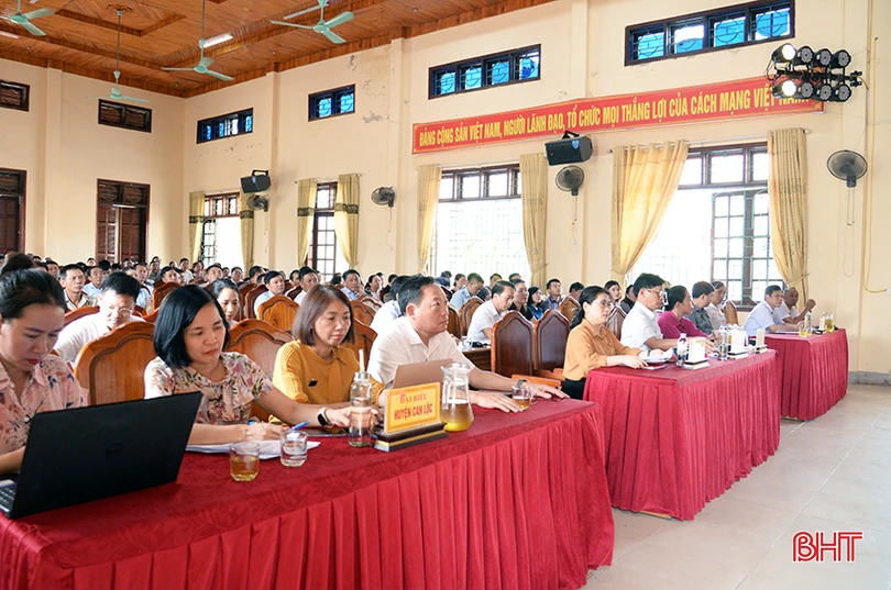 Các đại biểu tham dự buổi tiếp xúc cử tri.