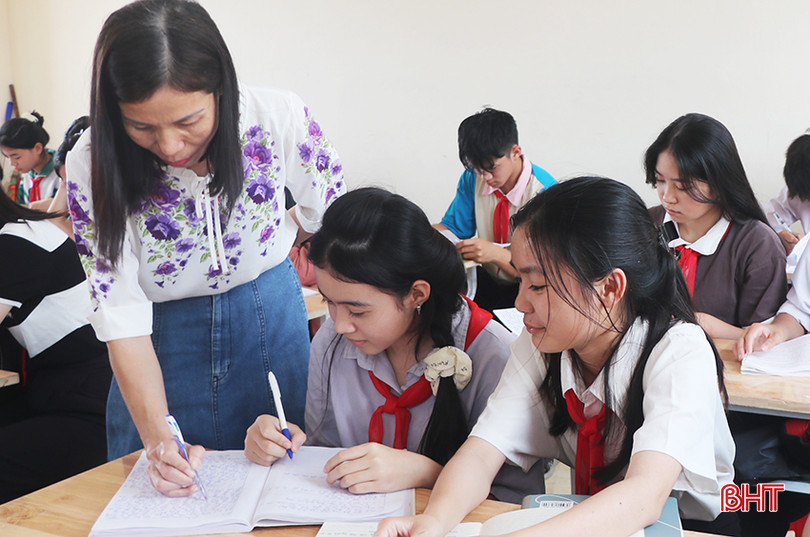 Học sinh Trường THCS Mỹ Châu (Lộc Hà) ôn tập kiến thức chuẩn bị cho kỳ thi. IMG_3812.JPG