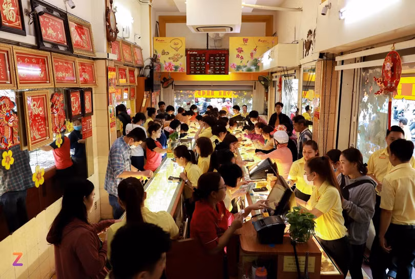 Giá vàng thế giới bật tăng mạnh kéo giá vàng nhẫn trong nước lập đỉnh. Ảnh: Khương Nguyễn.