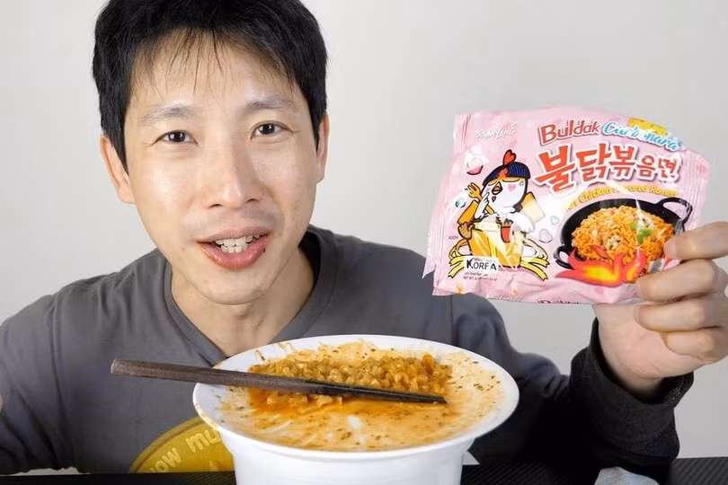 Món mì Buldak Carbonara của Hàn Quốc đang khiến nhiều người Mỹ phát cuồng. Ảnh: BeatTheBush Food &amp; Travel.