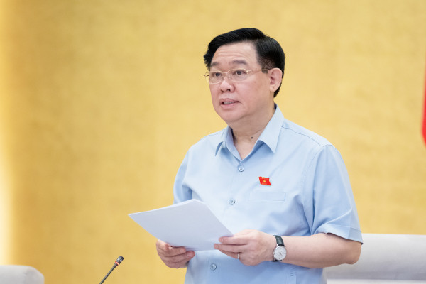 Chủ tịch Quốc hội Vương Đình Huệ phát biểu bế mạc phiên họp. Chủ tịch Quốc hội Vương Đình Huệ phát biểu bế mạc phiên họp.