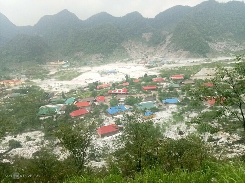 Một bản tại xã Hang Kia, huyện Mai Châu, bị phủ trắng sau khoảng 20 phút mưa đá.