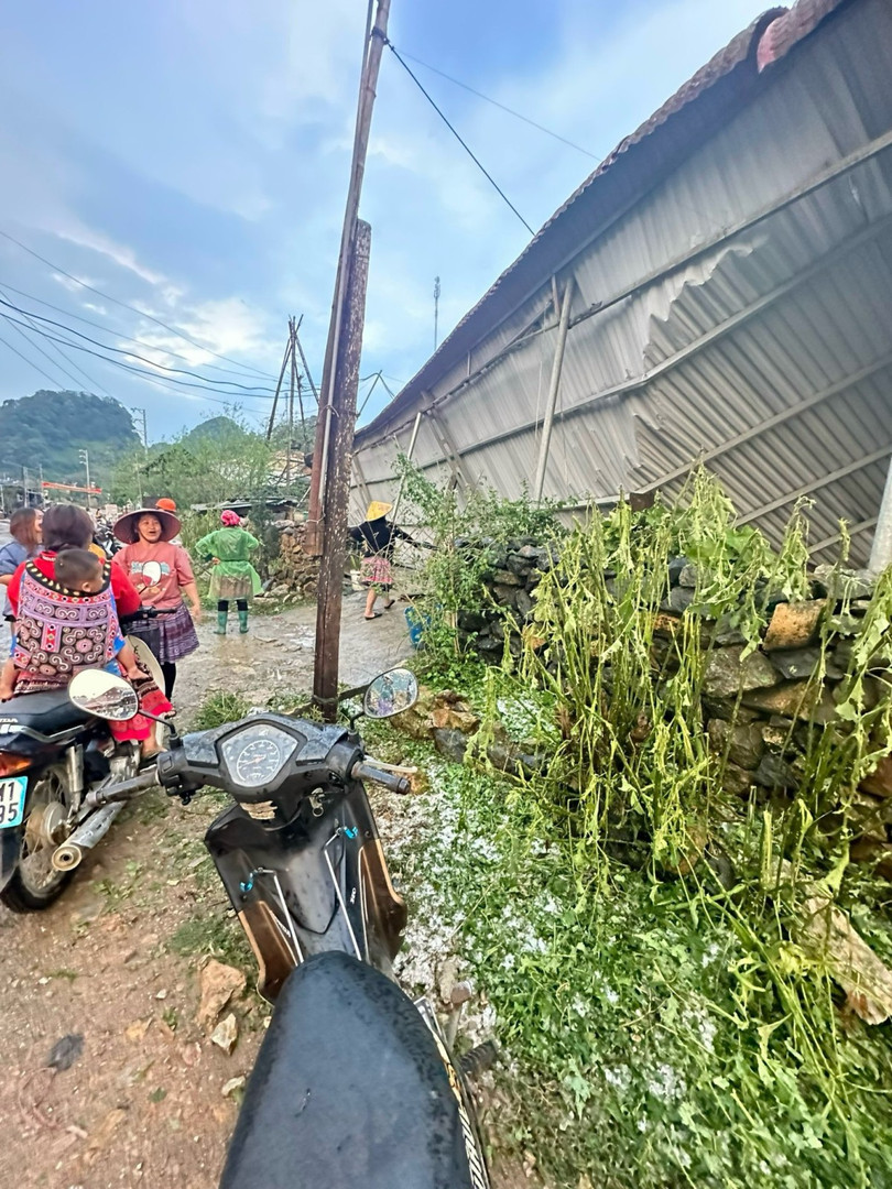 Mái tôn của một nhà dân ở xã Pà Cò đổ ập đè nhiều xe máy phía dưới.