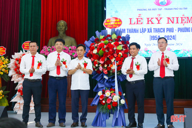 Phó Bí thư Thường trực Tỉnh ủy Trần Thế Dũng tặng hoa chúc mừng Đảng bộ, chính quyền và Nhân dân phường Hà Huy Tập. IMG_0517.jpg