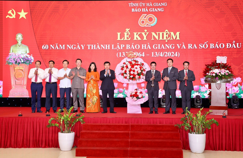 Lãnh đạo tỉnh Hà Giang tặng hoa chúc mừng Báo Hà Giang. Lãnh đạo tỉnh Hà Giang tặng hoa chúc mừng Báo Hà Giang.