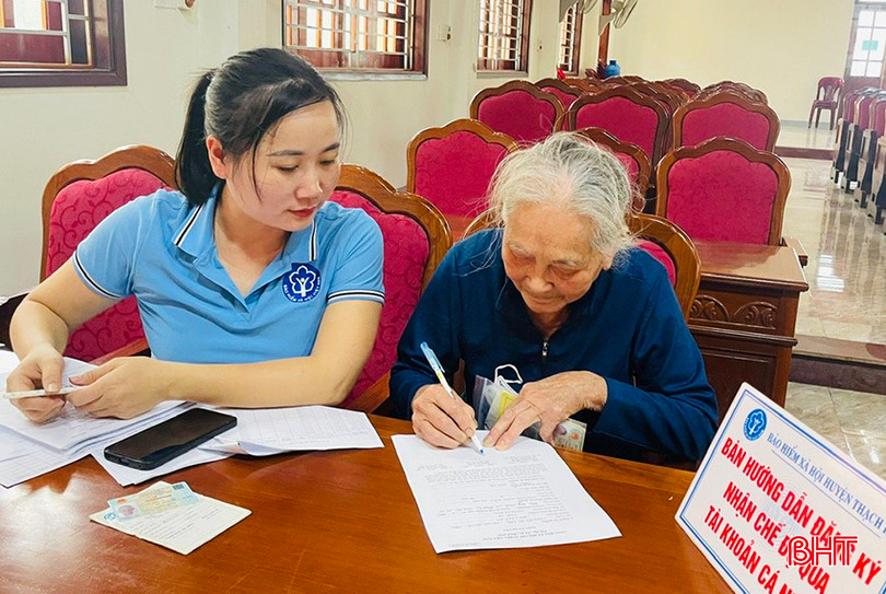 Nhân viên BHXH huyện Thạch Hà hướng dẫn người dân xã Thạch Trị đăng ký nhận chế độ BHXH qua tài khoản ATM cá nhân. z5378830548202_a340e334c28147ffcdbc0c96da641048.jpg