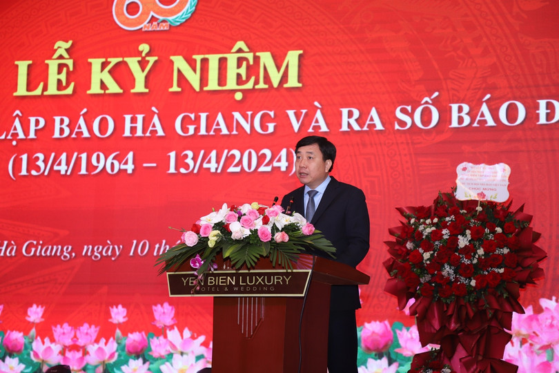Đồng chí Nguyễn Mạnh Dũng, Quyền Bí thư Tỉnh ủy thay mặt Tỉnh ủy, HĐND, UBND tỉnh tặng lẵng hoa và phát biểu chúc mừng Báo Hà Giang. Đồng chí Nguyễn Mạnh Dũng, Quyền Bí thư Tỉnh ủy thay mặt Tỉnh ủy, HĐND, UBND tỉnh tặng lẵng hoa và phát biểu chúc mừng Báo Hà Giang.