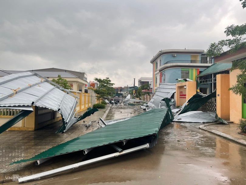 10h30 cùng ngày, giông lốc cũng xảy ra tại TP Việt Trì và huyện Lâm Thao (Phú Thọ) khiến 11 nhà dân, 17 điểm trường bị tốc mái, hư hỏng. Trung tâm Dự báo Khí tượng Thủy văn quốc gia cho biết miền Bắc những ngày qua giông lốc, mưa đá do tác động của khối không khí lạnh yếu cùng với hội tụ gió trên độ cao 1.500 m. Miền núi xuất hiện nhiều hơn, hạt đá dày hơn do địa hình núi cao, rừng đan xen, là điều kiện cho đối lưu phát triển mạnh, hình thành mây vũ tích và gây mưa đá. Tình trạng này sẽ duy trì trong đêm nay, từ mai miền Bắc chuyển nắng nóng.