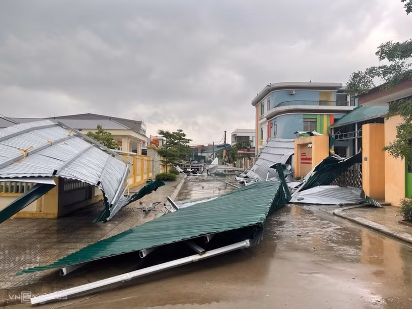 10h30 cùng ngày, giông lốc cũng xảy ra tại TP Việt Trì và huyện Lâm Thao (Phú Thọ) khiến 11 nhà dân, 17 điểm trường bị tốc mái, hư hỏng. Trung tâm Dự báo Khí tượng Thủy văn quốc gia cho biết miền Bắc những ngày qua giông lốc, mưa đá do tác động của khối không khí lạnh yếu cùng với hội tụ gió trên độ cao 1.500 m. Miền núi xuất hiện nhiều hơn, hạt đá dày hơn do địa hình núi cao, rừng đan xen, là điều kiện cho đối lưu phát triển mạnh, hình thành mây vũ tích và gây mưa đá. Tình trạng này sẽ duy trì trong đêm nay, từ mai miền Bắc chuyển nắng nóng.