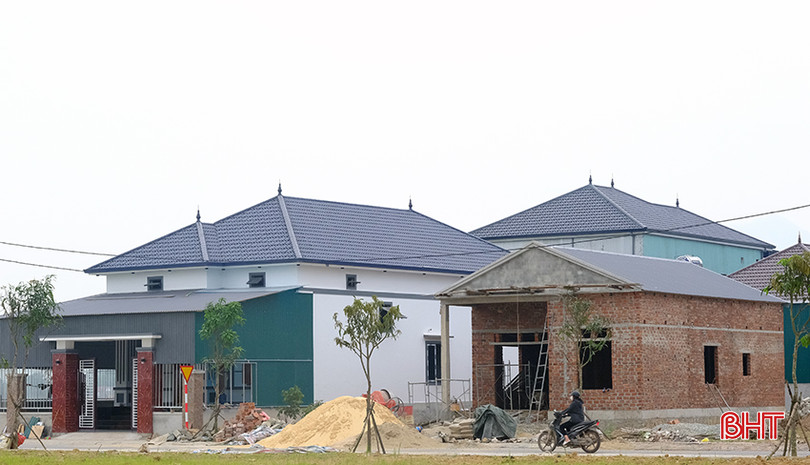 Nhiều hộ dân đã xây dựng nhà ở khang trang tại khu TĐC xã Cẩm Sơn DSCF2557.JPG