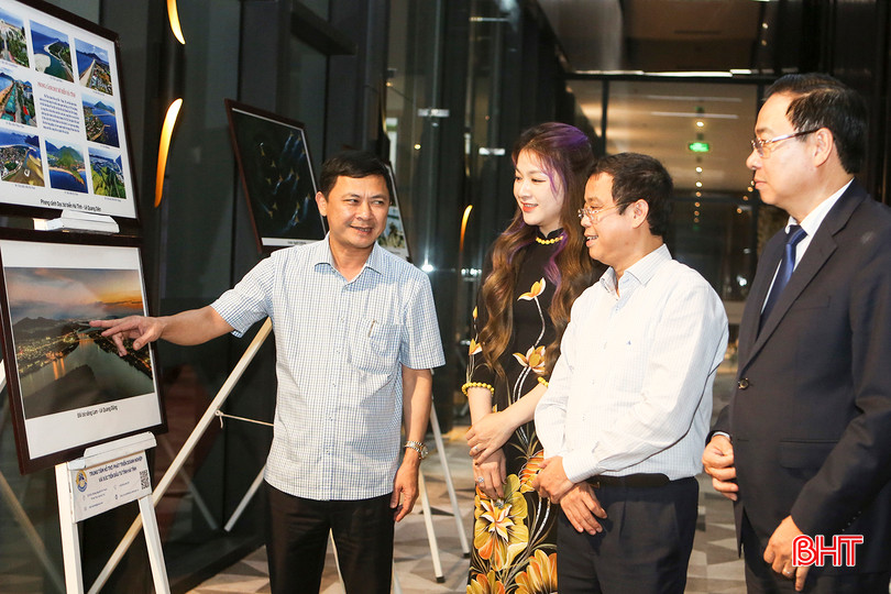 Phó Chủ tịch UBND tỉnh Lê Ngọc Châu giới thiệu một số điểm du lịch ở Hà Tĩnh với đại biểu 2.jpg