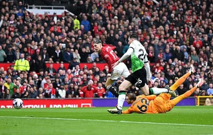 Nếu Bruno chọc khe sớm hơn, bàn mở tỷ số đã đến với chủ nhà.