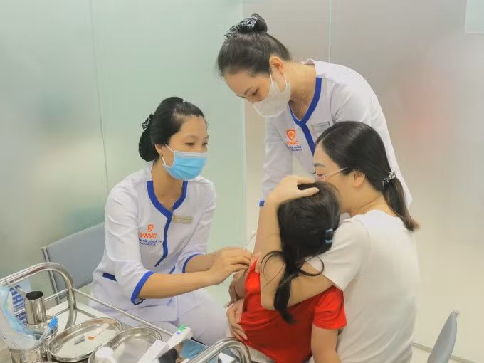 Tiêm vaccine giúp phòng bệnh, tránh các biến chứng do cúm. Ảnh: Nhật Linh