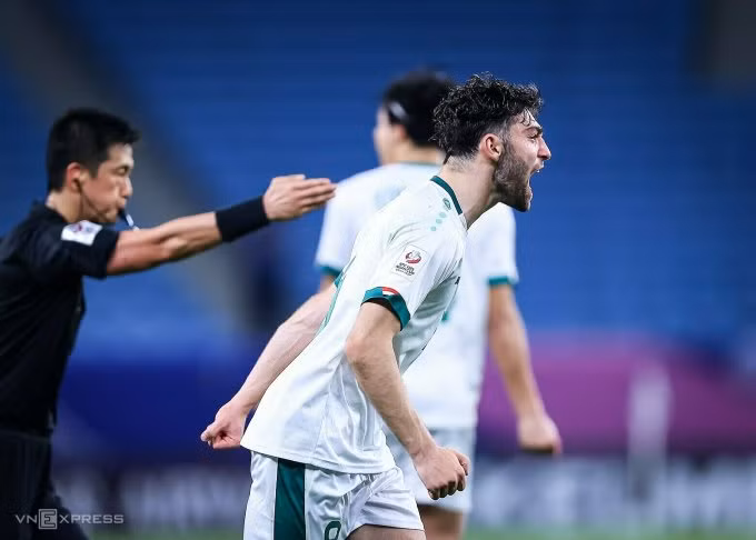 Cầu thủ Iraq mừng khi trọng tài chỉ tay vào chấm phạt đền ở phút 63. Ảnh: Đoàn Huynh