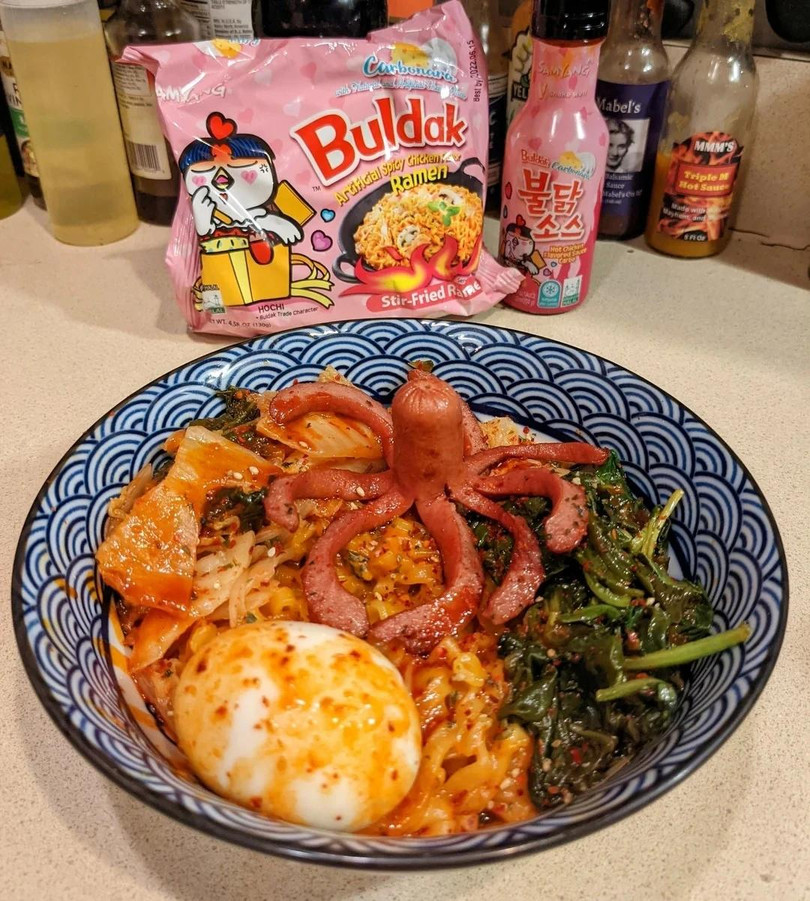 Theo nhiều người dùng mạng, mì Buldak Carbonara trở nên nổi tiếng một phần bởi trông đẹp khi chụp ảnh. Ảnh: BushwickGrillClub/Reddit. Theo nhiều người dùng mạng, mì Buldak Carbonara trở nên nổi tiếng một phần bởi trông đẹp khi chụp ảnh. Ảnh: BushwickGrillClub/Reddit.