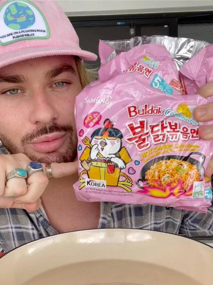 Nhiều người hưởng ứng trend ăn mì Buldak Carbonara trên mạng xã hội. Ảnh: @ranibites, @michaelfinch. Nhiều người hưởng ứng trend ăn mì Buldak Carbonara trên mạng xã hội. Ảnh: @ranibites, @michaelfinch.