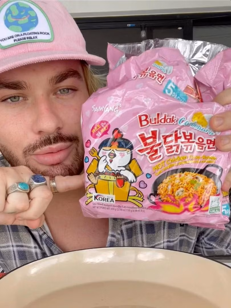 Nhiều người hưởng ứng trend ăn mì Buldak Carbonara trên mạng xã hội. Ảnh: @ranibites, @michaelfinch.