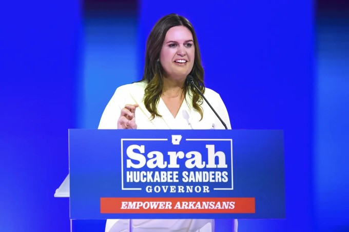 Bà Sarah Huckabee Sanders tại Little Rock hồi tháng 11/2022. Ảnh: AP Bà Sarah Huckabee Sanders tại Little Rock hồi tháng 11/2022. Ảnh: AP