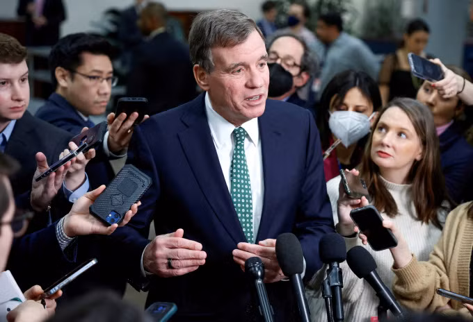 Thượng nghị sĩ Mark Warner trả lời báo giới tại Đồi Capitol, Washington, Mỹ ngày 14/2. Ảnh: Reuters