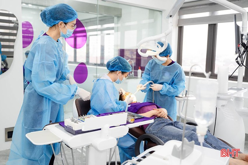 Bác sỹ tiến hành phẫu thuật Implant tức thì cho bệnh nhân tại Nha khoa Mai Hùng Group. z5370656774566_629c55ad7263fc392a4792dc2e9886d3.jpg