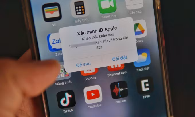 Thông báo Xác minh ID Apple đi kèm email lạ, xuất hiện trên một iPhone. Ảnh: Lưu Quý