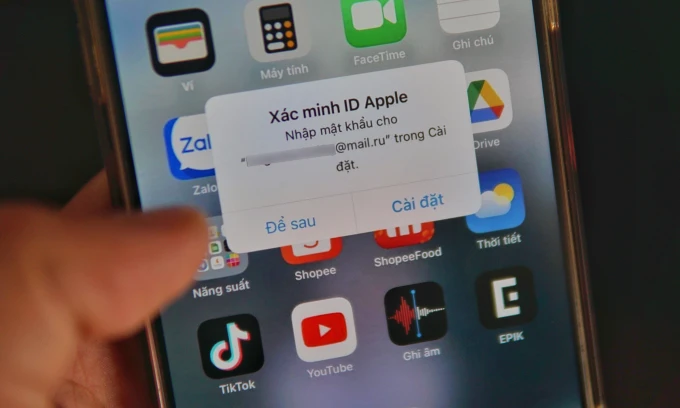 Thông báo Xác minh ID Apple đi kèm email lạ, xuất hiện trên một iPhone. Ảnh: Lưu Quý