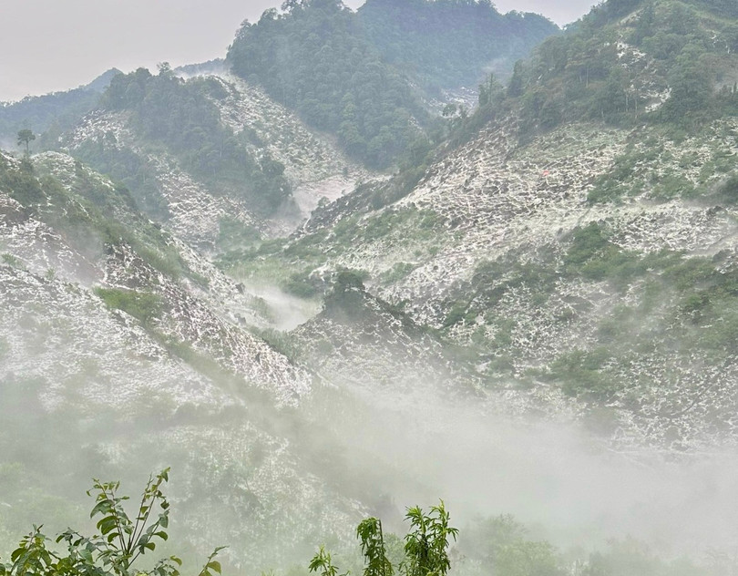 Khoảng 16h, giông lốc, mưa đá trút xuống xã Pà Cò, huyện Mai Châu.