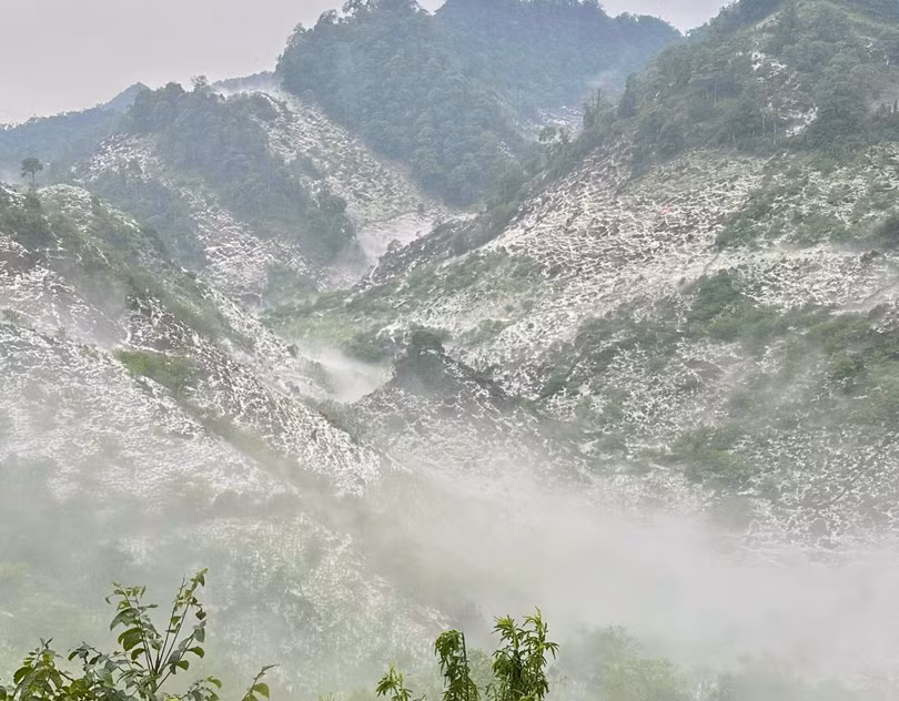 Khoảng 16h, giông lốc, mưa đá trút xuống xã Pà Cò, huyện Mai Châu.