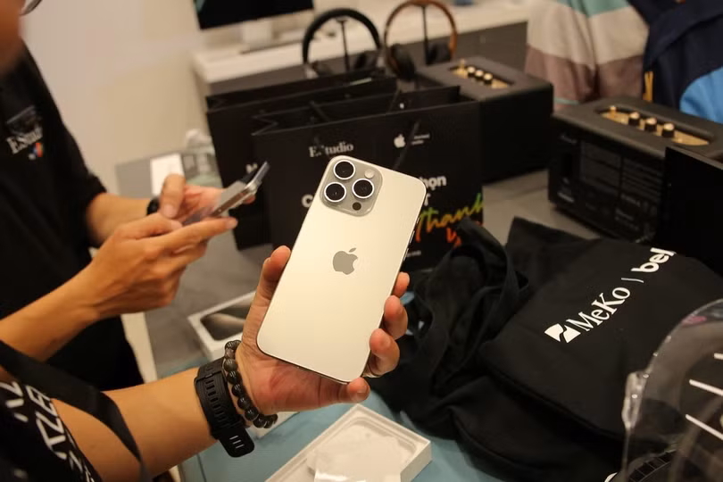 Giá iPhone 15 Pro Max liên tục giảm trong vài tháng qua (Ảnh: Thế Anh).