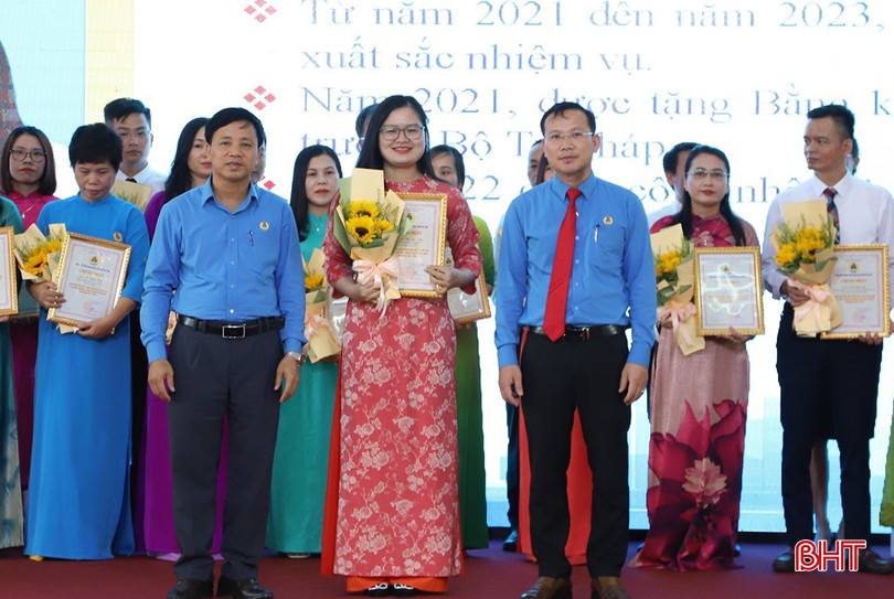 Chủ tịch LĐLĐ tỉnh Nguyễn Văn Danh, Chủ tịch Công đoàn Viên chức tỉnh Hà Văn Oanh trao giấy chứng nhận đoàn viên tiêu biểu trong "Học tập và làm theo tư tưởng, đạo đức, phong cách Hồ Chí Minh" giai đoạn 2021 - 2023. z5384626365611_7ef0f8d4589e1ffb41efcfc82e33c07c.jpg