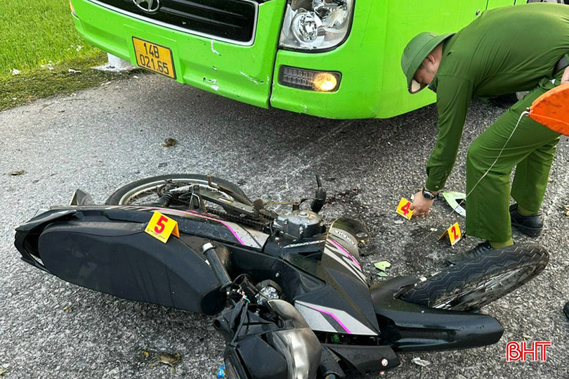 Xe ô tô khách va chạm với xe máy làm người điều khiển xe máy tử vong. 308987ea0befa8b1f1fe.jpg