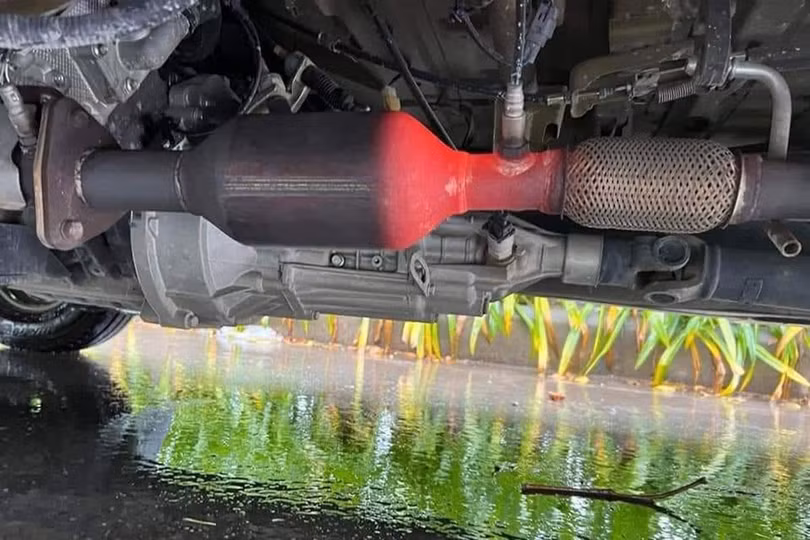 Nhiên liệu dễ dàng bốc cháy khi tiếp xúc với các bề mặt kim loại nóng của ô tô. Ảnh minh họa.