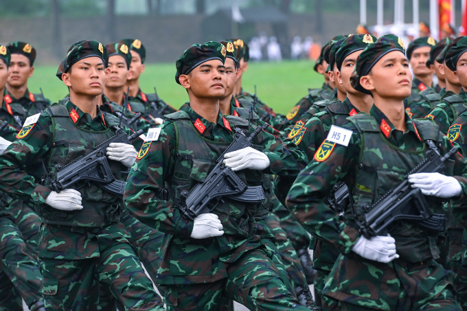 Bộ đội tham gia huấn luyện diễu binh kỷ niệm 70 năm chiến thắng Điện Biên Phủ. Ảnh: Giang Huy