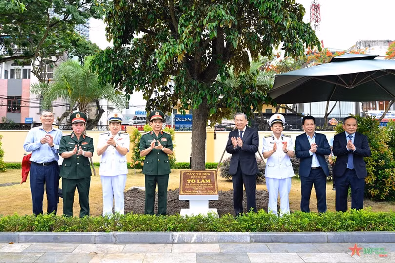 Chủ tịch nước Tô Lâm và Đại tướng Phan Văn Giang trồng cây lưu niệm tại khuôn viên Quân chủng Hải quân. Ảnh: VIỆT TRUNG