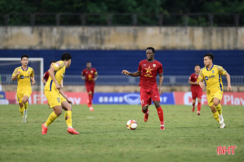Diallo vào sân thay cho Ibara z5573148001568_23c40f4526af3b4f45a6999bb6d8d0df.jpg