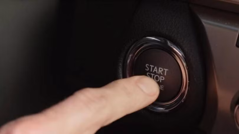 Để bảo đảm an toàn tuyệt đối cho người và thiết bị bên trong xe thì khi trời mưa sấm chớp, nên dừng và táp vào lề đường, tắt máy chờ mưa tạnh