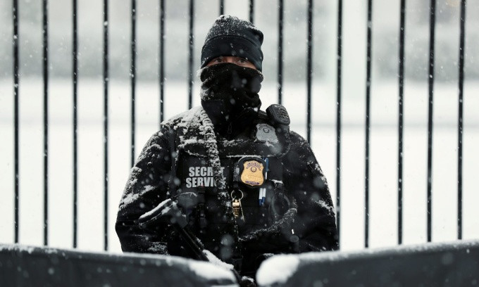 Một thành viên Mật vụ Mỹ thực hiện nhiệm vụ ở Nhà Trắng, Washington, hồi tháng 2/2019. Ảnh: Reuters