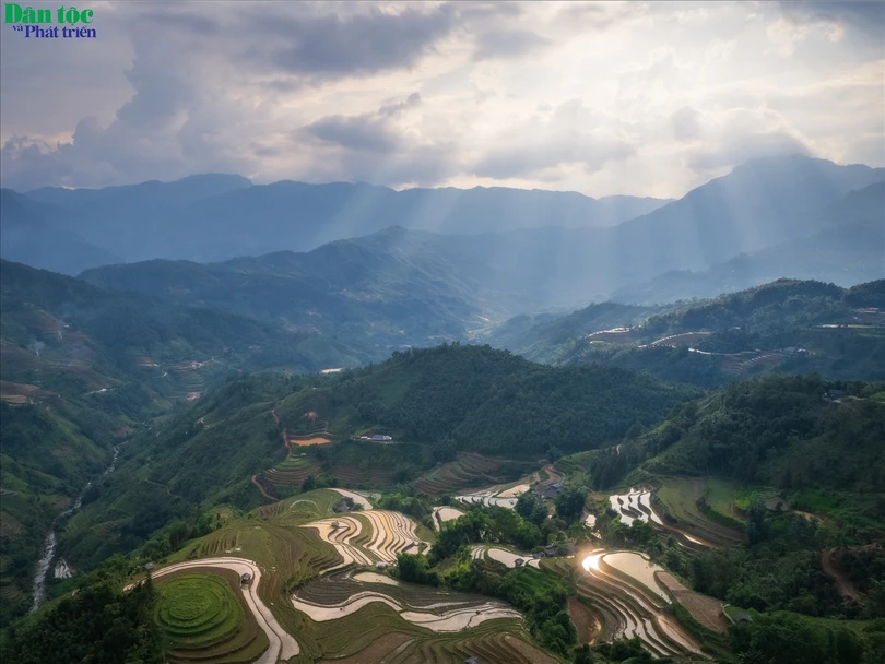 Phải mất đến hàng trăm năm, cộng đồng các dân tộc ở Hoàng Su Phì từ thế hệ này sang thế hệ khác cần cù lao động, cùng với đôi bàn tay khéo léo, óc sáng tạo và những nông cụ thô sơ mới tạo nên những thửa ruộng bậc thang đẹp như tranh vẽ này.