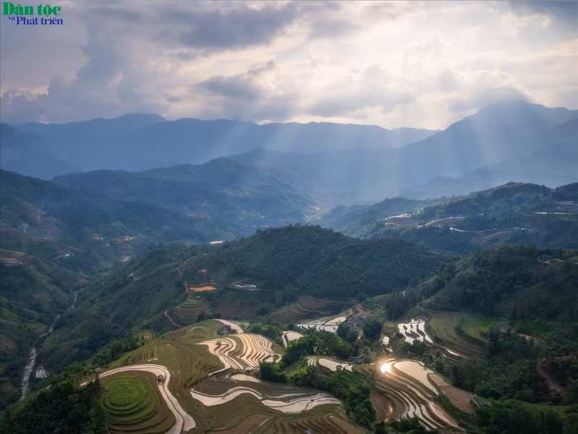 Phải mất đến hàng trăm năm, cộng đồng các dân tộc ở Hoàng Su Phì từ thế hệ này sang thế hệ khác cần cù lao động, cùng với đôi bàn tay khéo léo, óc sáng tạo và những nông cụ thô sơ mới tạo nên những thửa ruộng bậc thang đẹp như tranh vẽ này.