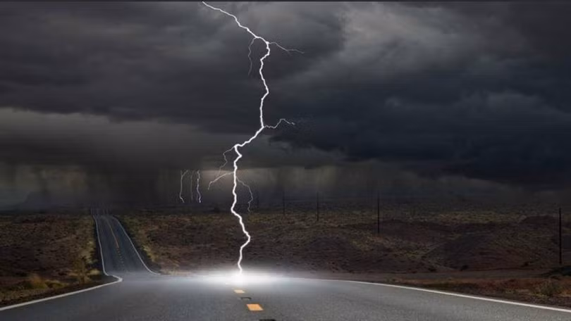 Tuy chưa ghi nhận vụ sét đánh chết người ngồi trong ô tô nhưng không phải là không nguy hiểm