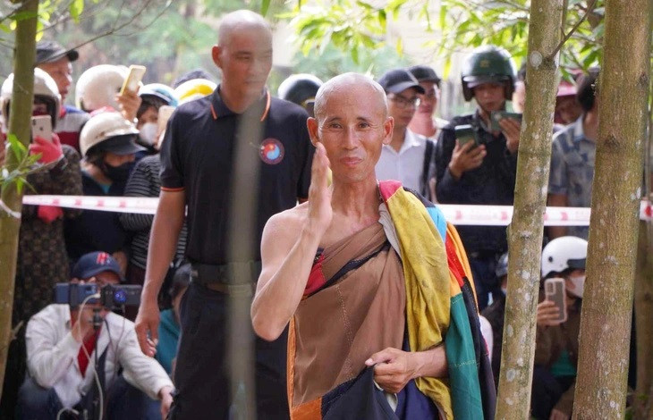 Ông Lê Anh Tú (Thích Minh Tuệ) khi đi qua Quảng Trị ngày 28-5 - Ảnh: ĐỨC TÀI/Tuoitre.vn quang-nam-de-nghi-khong-tap-trung-dong-nguoi-khi-doan-cua-su-thich-minh-tue-di-qua-le-trung-2024-05-30-2-17170674250921671471785.jpg