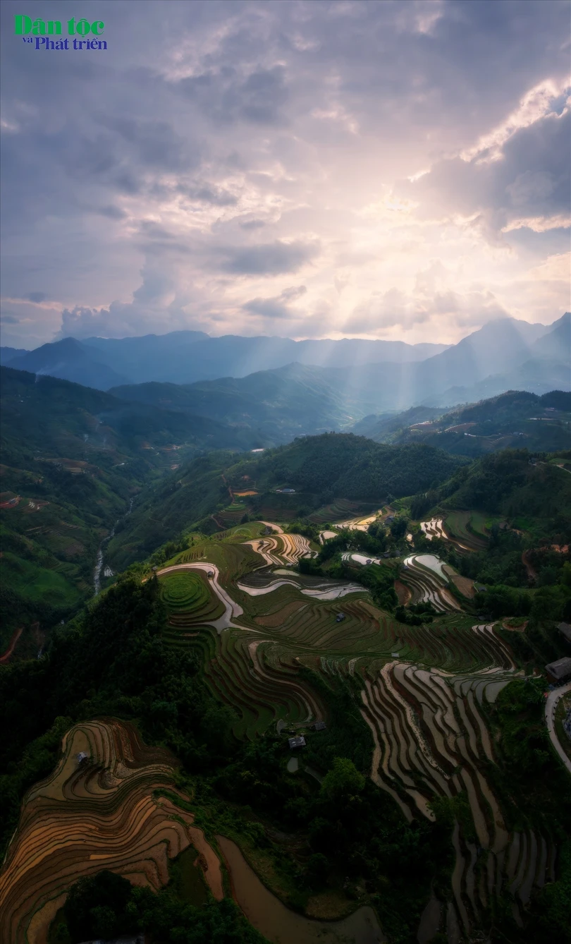 Theo ông Nguyễn Việt Tuân, Trưởng phòng Văn hóa - Thông tin huyện Hoàng Su Phì, ruộng bậc thang là một trong những tư liệu sản xuất quan trọng nhất của cư dân nông nghiệp địa phương. Đây là hình thức canh tác trên đất dốc ở sườn núi, tạo ra các tầng bậc, rồi dẫn nước từ trên núi xuống tạo thành các thửa ruộng bậc thang để canh tác lúa.