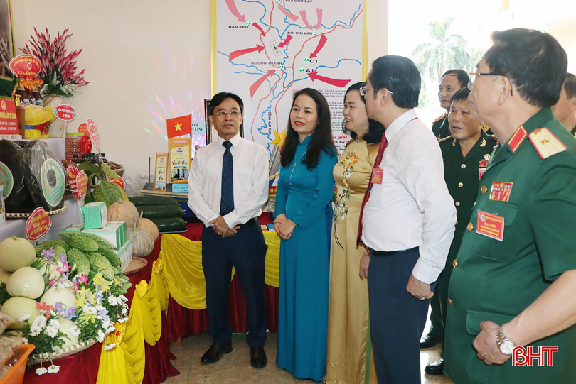 Đại biểu tham quan gian hàng trưng bày sản phẩm của các mô hình do CCB Cẩm Xuyên làm chủ. z5512524665740_8974b6c22256557d44a1c7d48b15830a.jpg