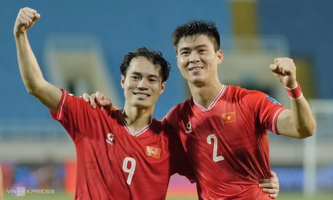 Tiền đạo Nguyễn Văn Toàn (trái) và trung vệ Đỗ Duy Mạnh mừng sau trận thắng Philippines 3-2 trên sân Mỹ Đình, Hà Nội, lượt năm bảng F vòng loại hai khu vực châu Á, World Cup 2026 tối 6/6. Ảnh: Ngọc Thành